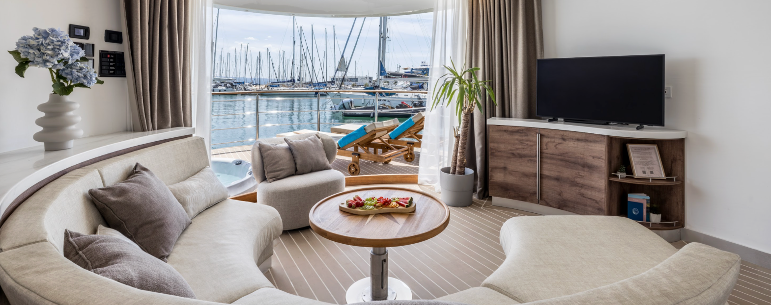 Oasis Meu houseboat interior